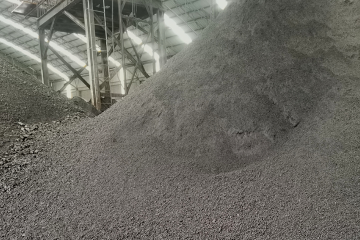 低溫蒸汽余熱煤泥烘干機(jī)采用內(nèi)熱式蒸汽回轉(zhuǎn)干燥機(jī)對(duì)濕煤泥進(jìn)行間接干燥，無三廢產(chǎn)生，節(jié)能環(huán)保，綠色高效，干燥環(huán)境安全。