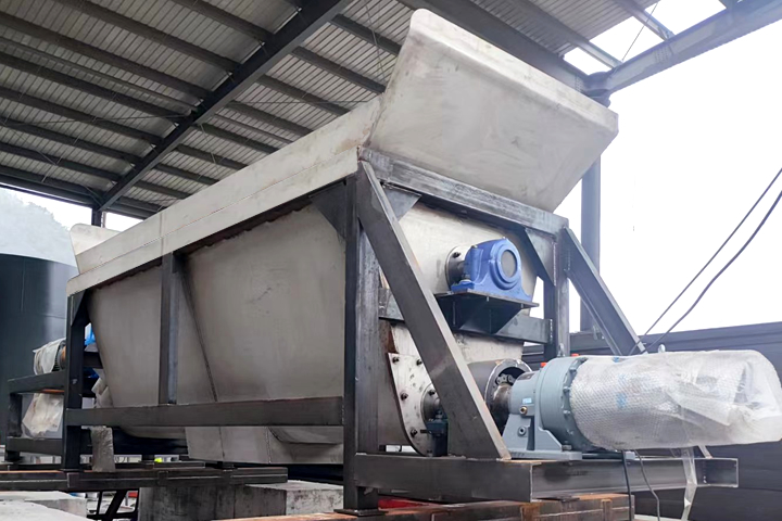 金屬污泥烘干機可以將金屬污泥再加工處理再利用，具有良好的社會經(jīng)濟環(huán)境效益。