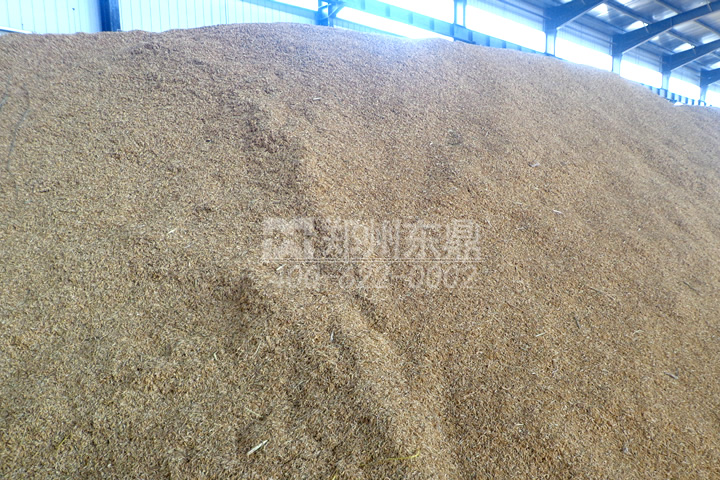 在家具制造行業(yè)生產(chǎn)過程中會產(chǎn)生大量的鋸末、刨花，這些木質(zhì)物料是加工優(yōu)質(zhì)生物質(zhì)顆粒的好原料，但由于水分過高直接壓制顆粒會影響顆粒品質(zhì)，為了控制鋸末的含水率，我司開發(fā)成套鋸