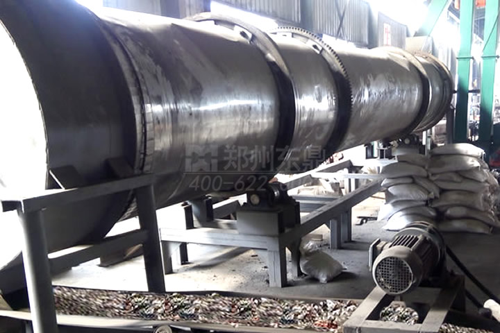 生活垃圾烘干機(jī)是鄭州東鼎針對(duì)人們?nèi)粘Ｉ钸^(guò)程中產(chǎn)生的垃圾固廢（其中包括樹(shù)枝、布料碎片、塑料、木塊、植物莖葉等）進(jìn)行處理利用開(kāi)發(fā)的一種專(zhuān)用烘干設(shè)備。