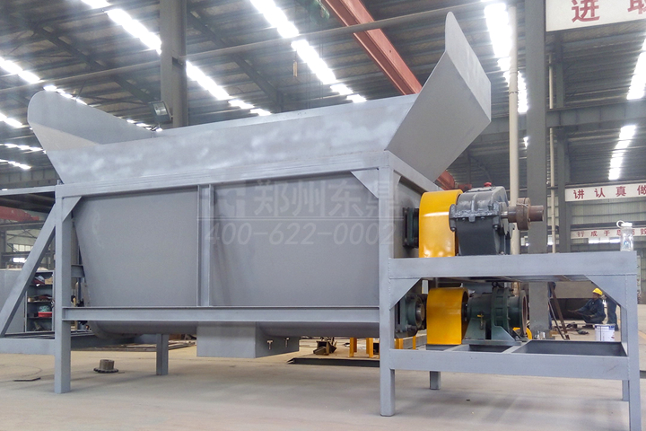 煤泥打散機(jī)是針對煤泥、泥煤、白泥等泥狀物料開發(fā)的一種集預(yù)打散破碎、緩沖定量于一體的專用設(shè)備。