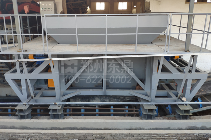 五軸打散喂料機設(shè)備是東鼎針對重質(zhì)礦粉、石粉、礦泥、泥土破碎開發(fā)的一種專用設(shè)備，防粘防堵，設(shè)備動力更充沛，集破碎與存儲于一體，產(chǎn)能比上一代設(shè)備翻番倍增，