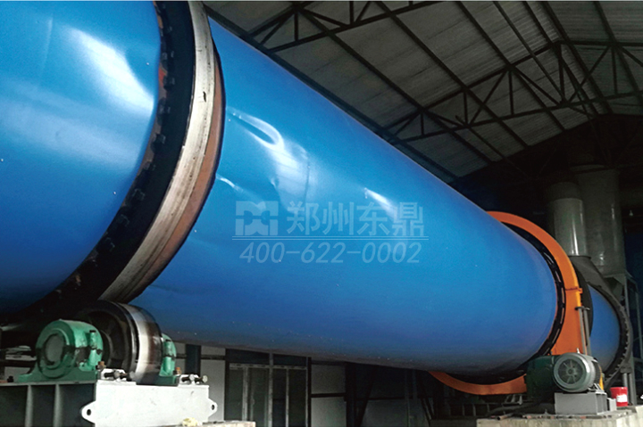 泥煤專(zhuān)用烘干機(jī)通過(guò)熱風(fēng)與泥煤物料快速質(zhì)熱交換，實(shí)現(xiàn)了固廢泥煤批量干化降水，改善了泥煤的儲(chǔ)裝運(yùn)性能